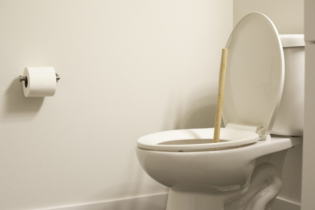 Cara Mengatasi WC Mampet dengan Kawat